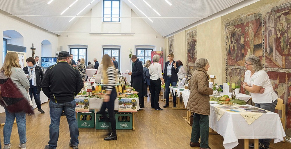 Großer Saal mit historischen Wandmalereien